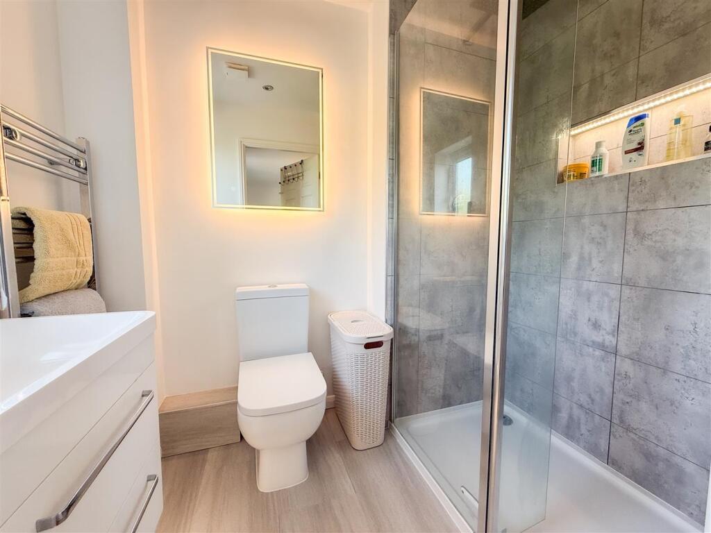 EN-SUITE SHOWER ROOM