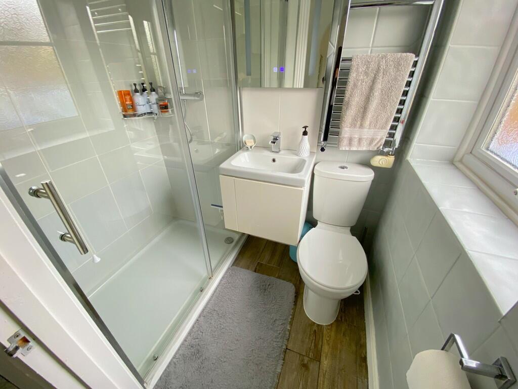 En-suite shower r...