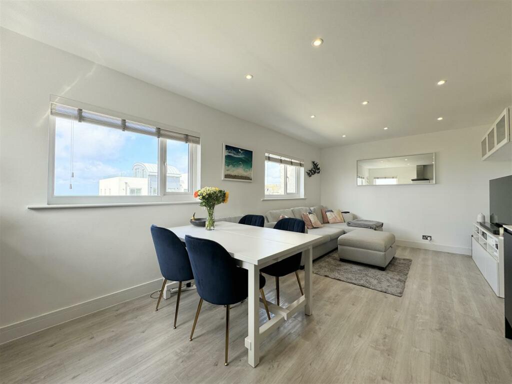 Lounge Dining Area