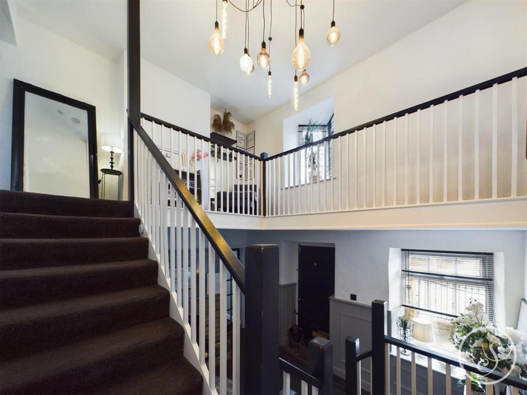 FIRST FLOOR LANDING