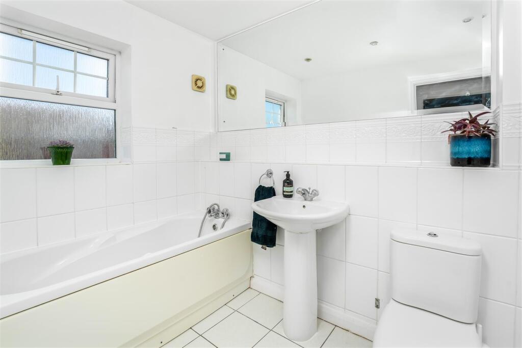 6 Griffin Close, Twyford-26.jpg