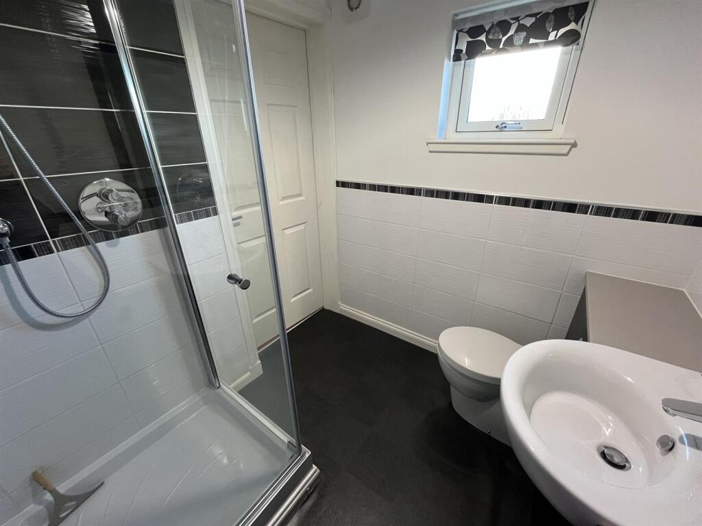 EN-SUITE SHOWER ROOM