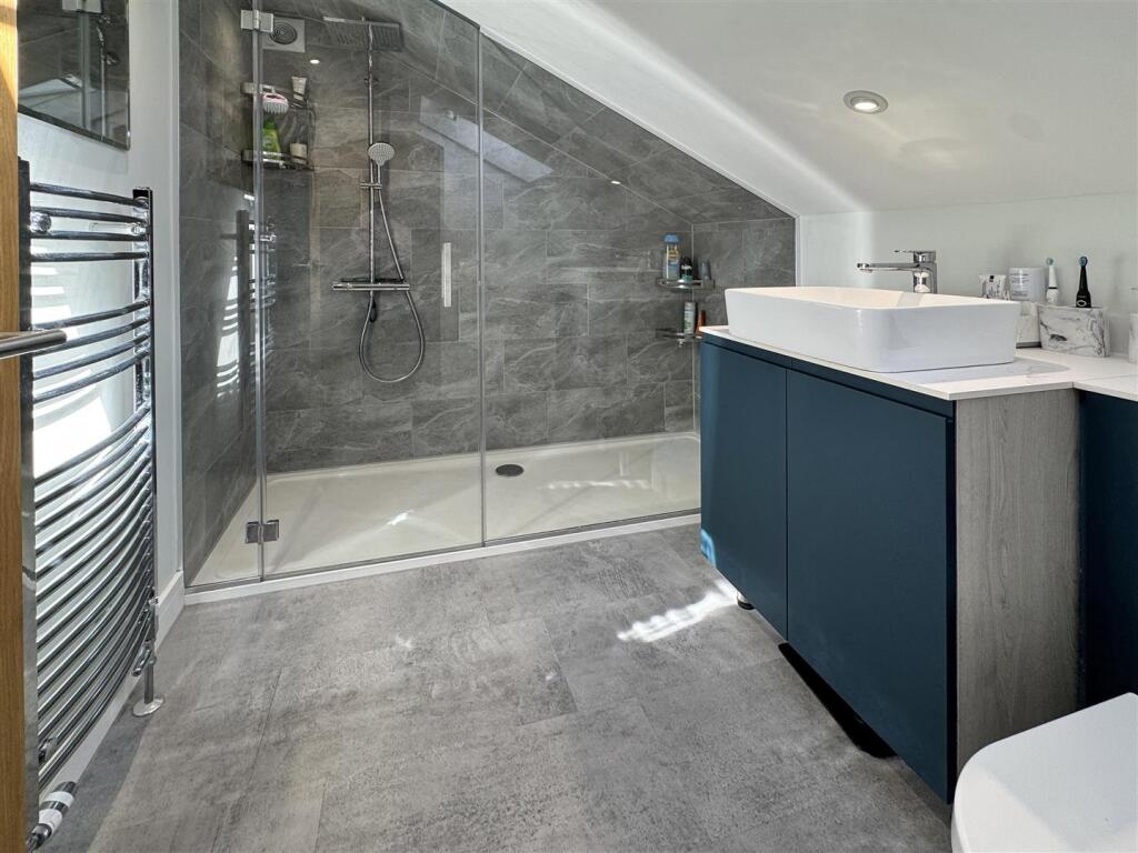 Master Bedroom with En-Suite