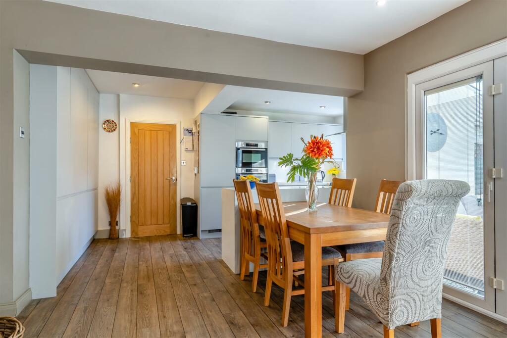 8584070-interior19.jpg