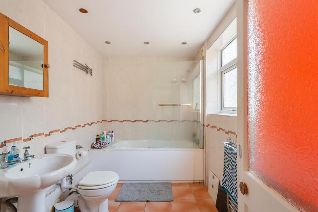 0C6REN - Bathroom C.jpg