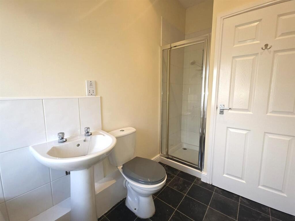 Bathroom x2.jpg