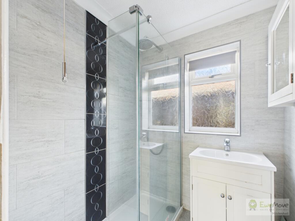 Covey Way EweMove Mildenhall Bathroom