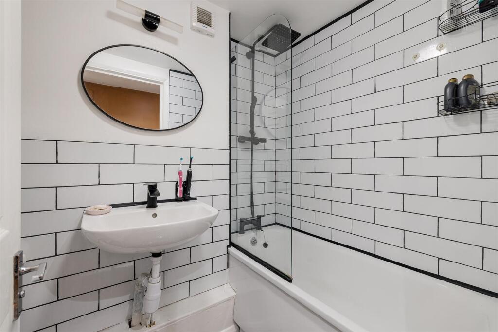 17, Teesdale Road E11