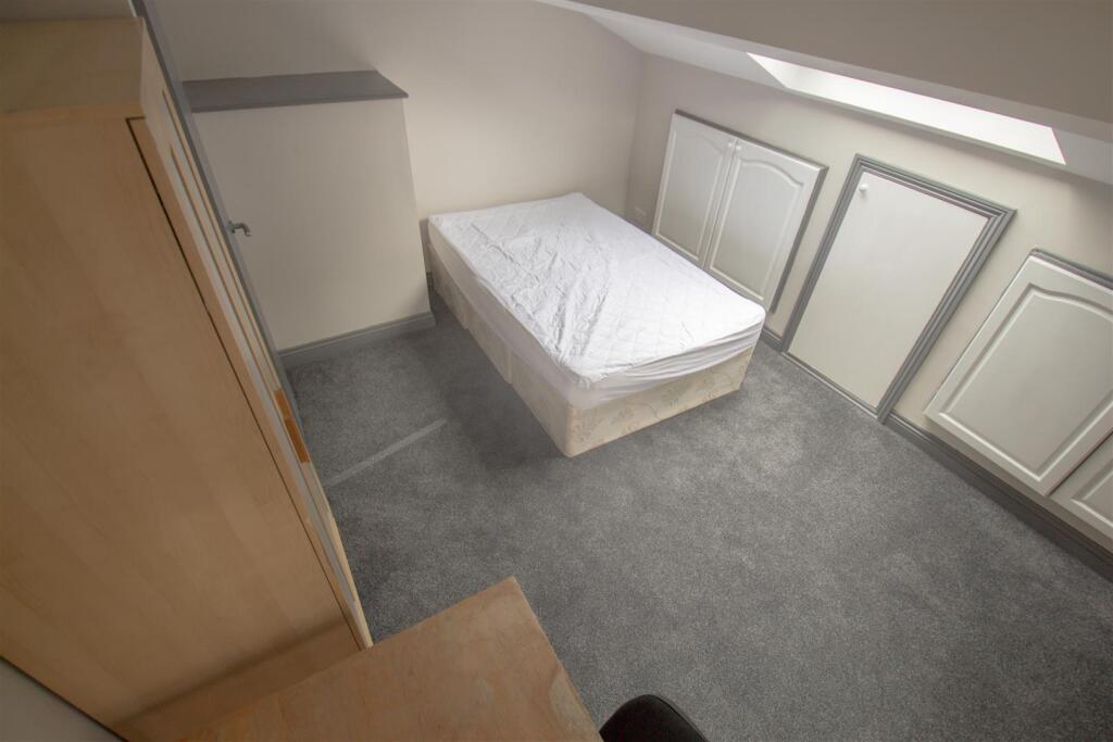 bedroom 5.jpg