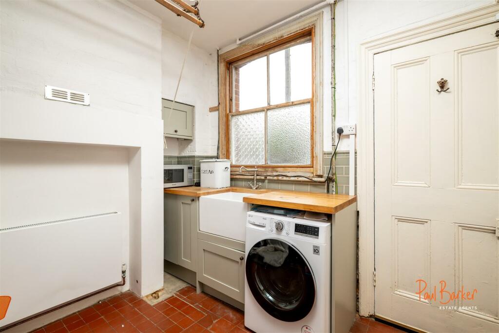 241028 - 61 Carlisle Avenue, St Albans - 16 [WM].j