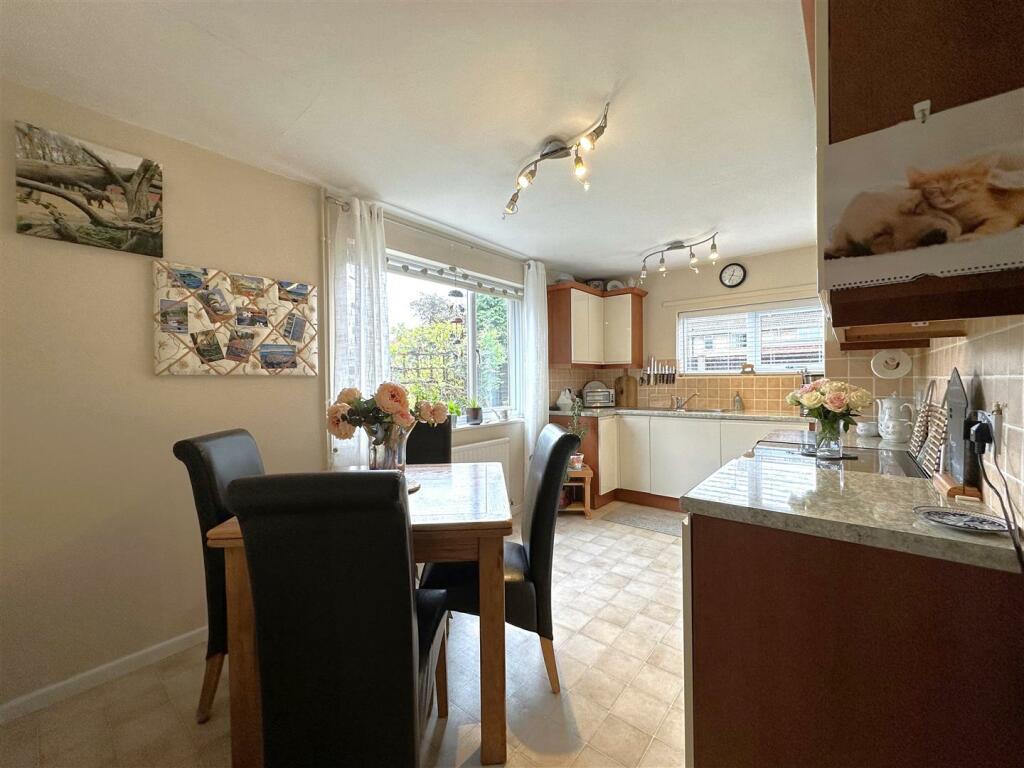 Spacious Dining Kitchen 009