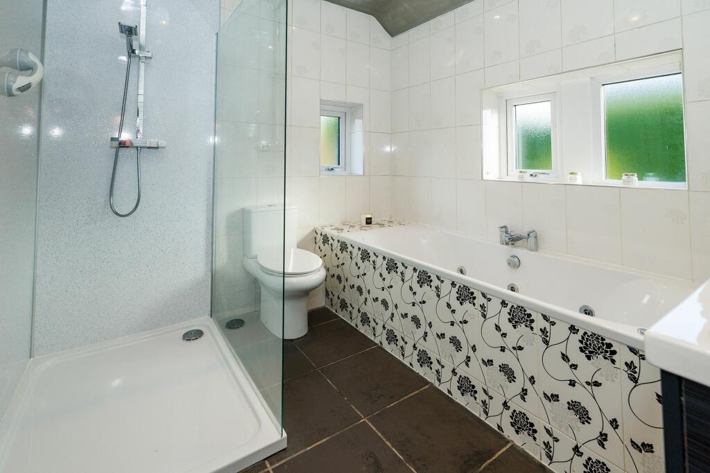 Main Bathroom 
