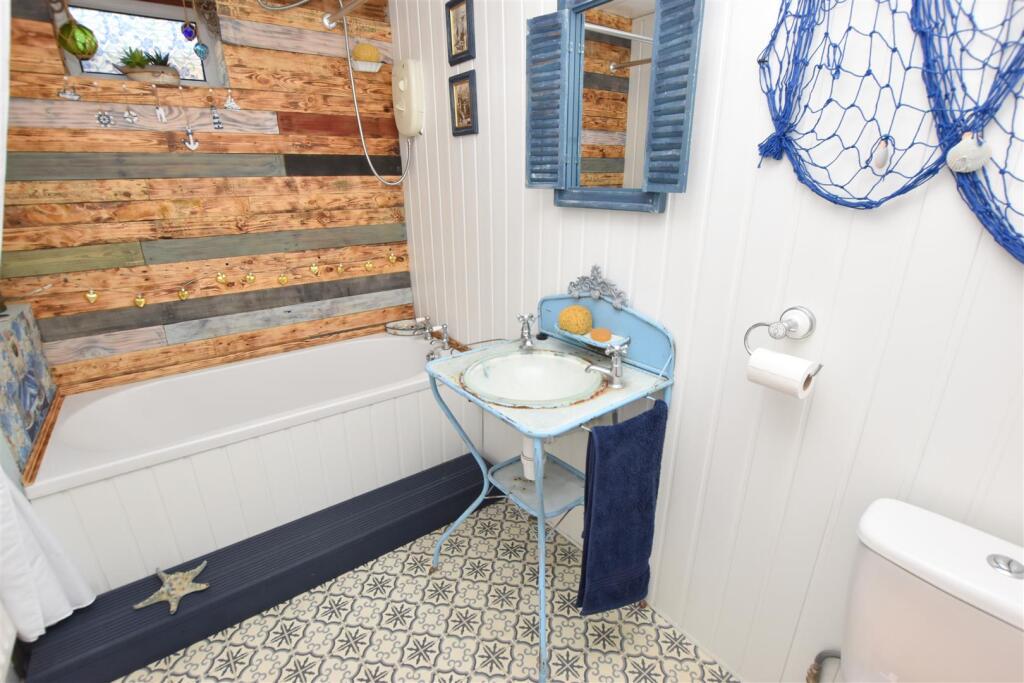 BATHROOM/WC