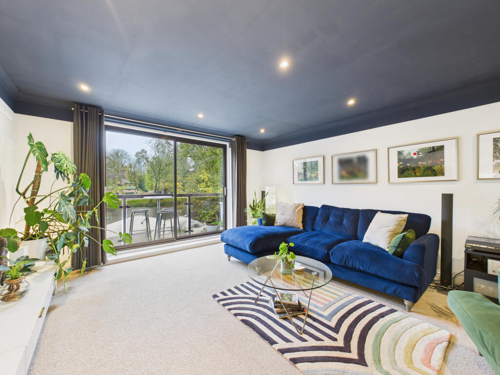 CAM01984G0-PR0529-STILL009