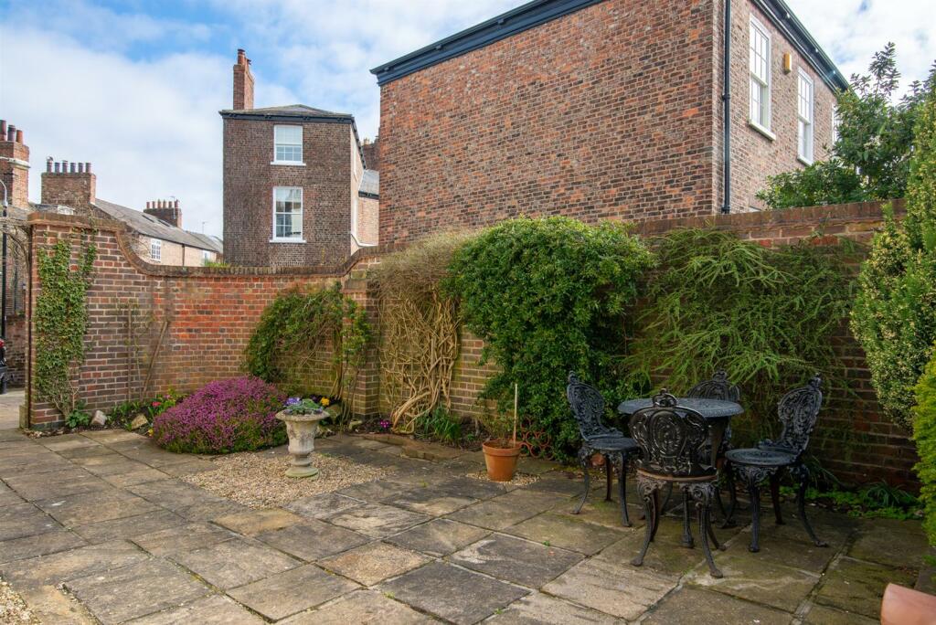 Walled courtyard garden