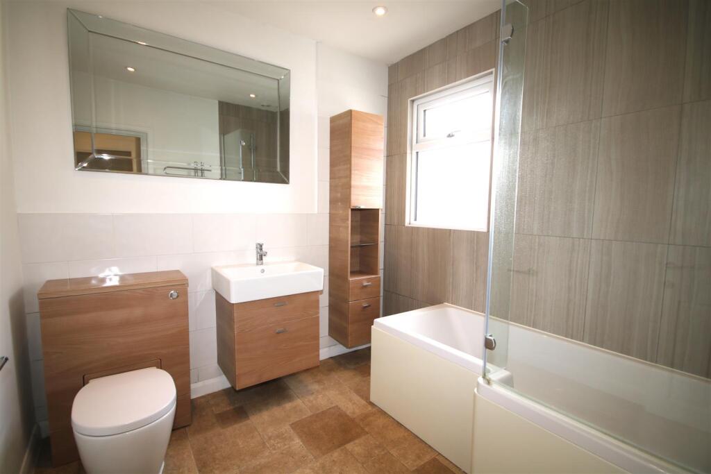 Family Bathroom a.JPG