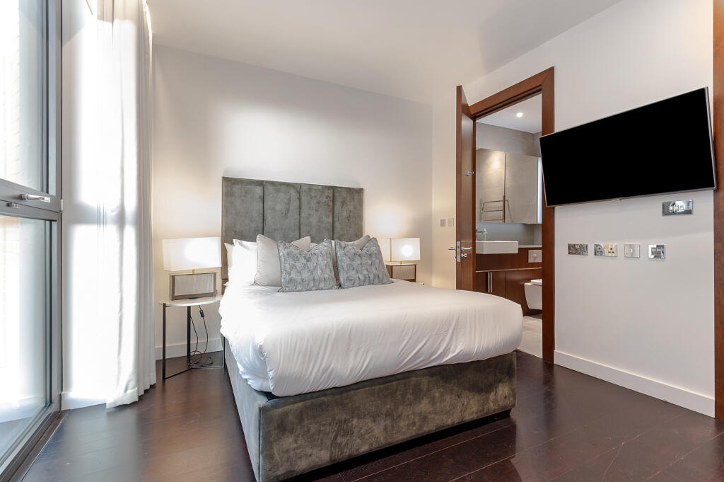 82939_Thornes House