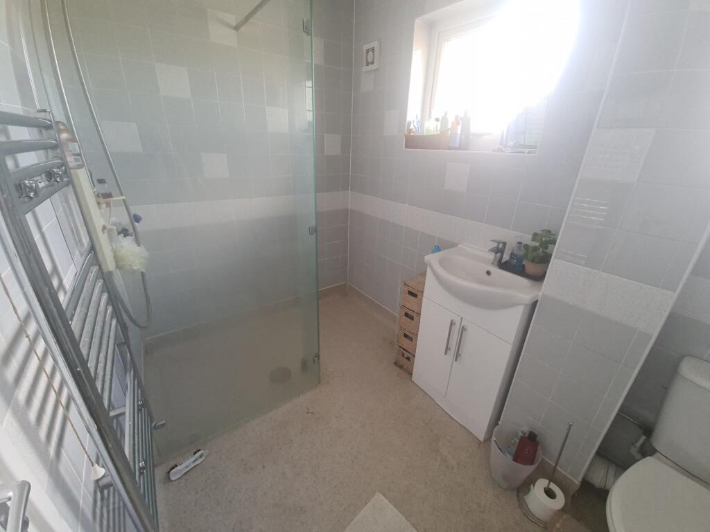 Bright and modern bathroom suite featuring a wa...