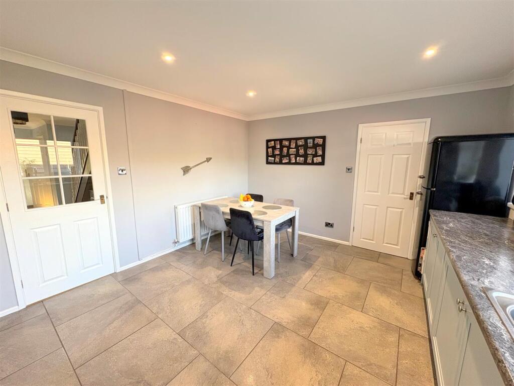 Kitchen f.jpg