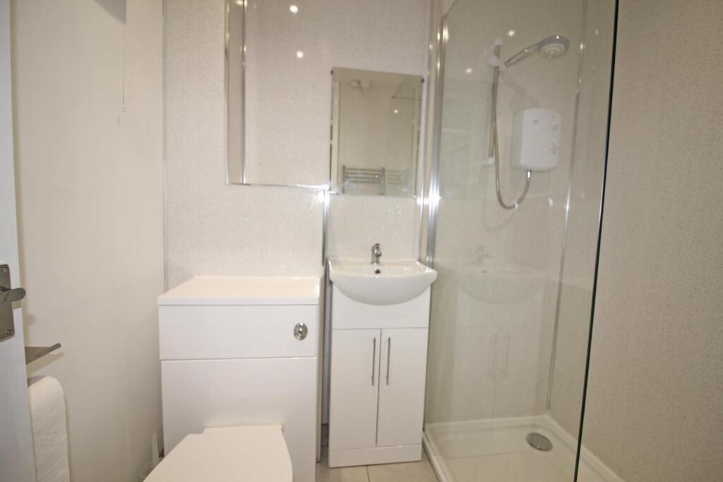 Shower room 1.jpg