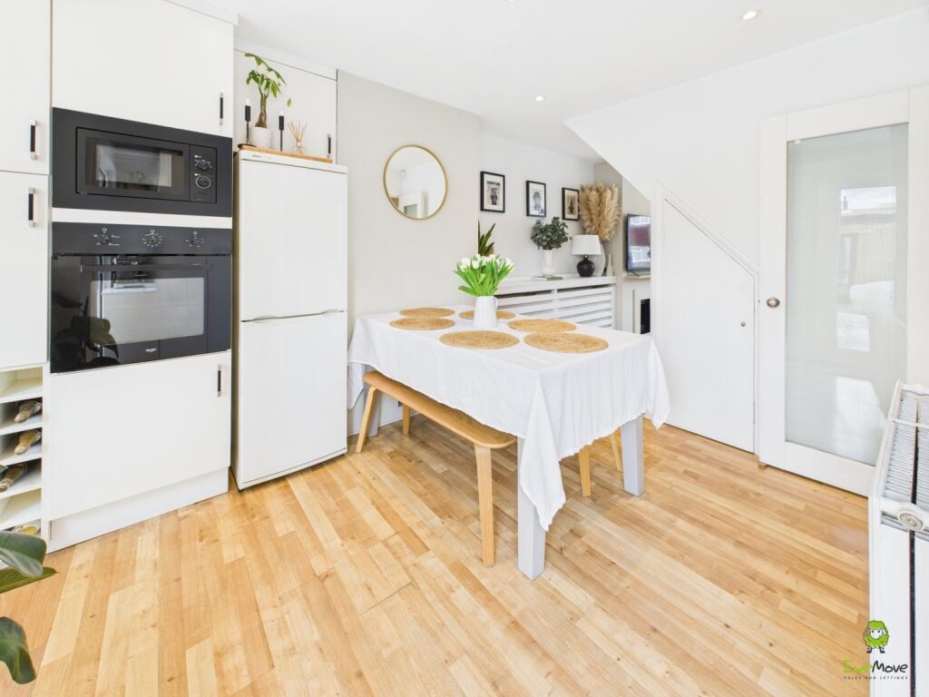 CAM03418G0-PR0191-STILL013