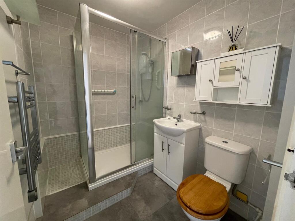 Flat 11 bathroom.jpeg