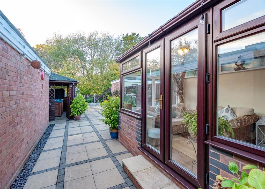 13 Eversley Grove-17.jpg