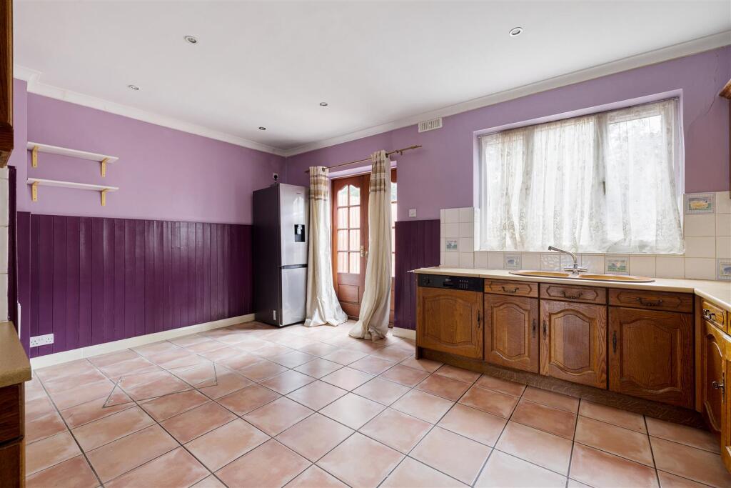 Selwyn Avenue, E4