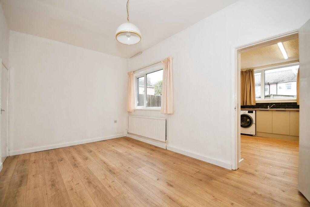 DINING ROOM 01.jpg