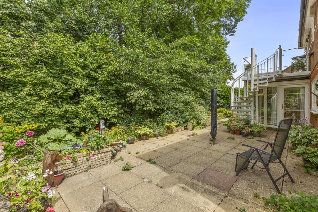 6 Huntley Close, HP13 5PQ-9.jpg
