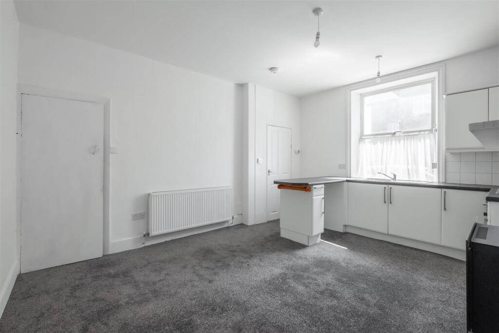 Living / Kitchen