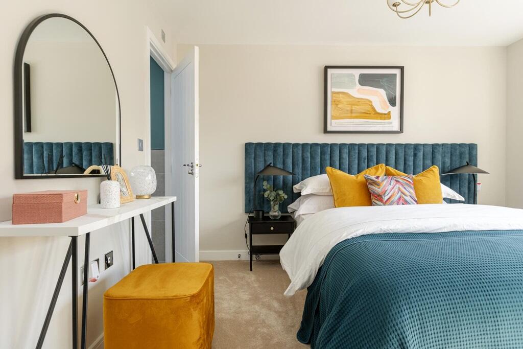 King-size main bedroom with en suite shower room