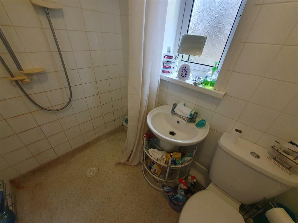 SHOWER ROOM/W.C