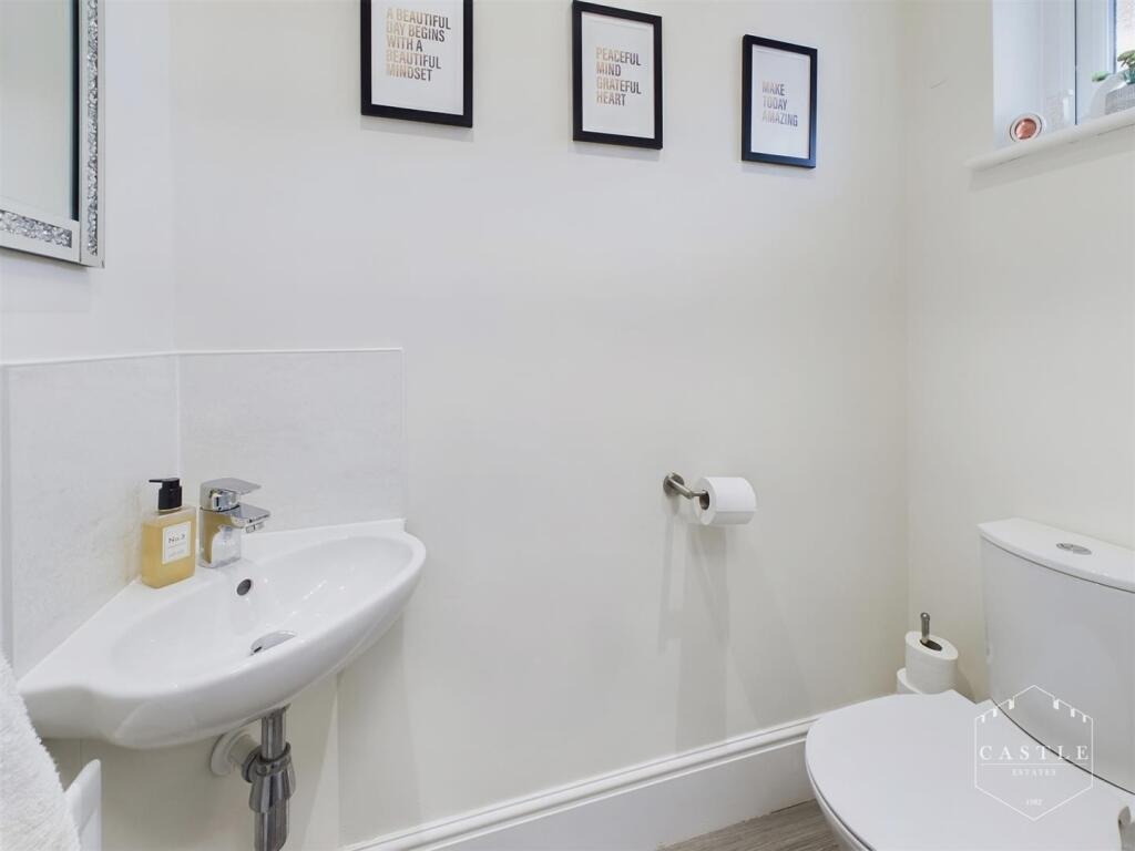 GUEST CLOAKROOM
