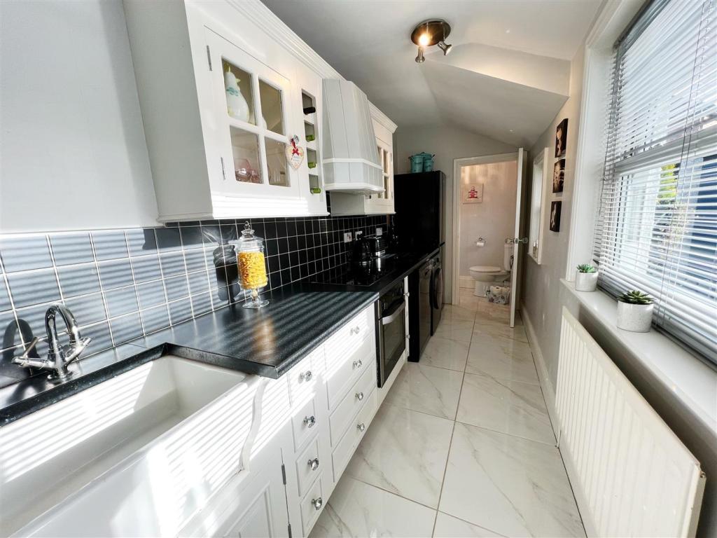 Kitchen pic 2.jpg