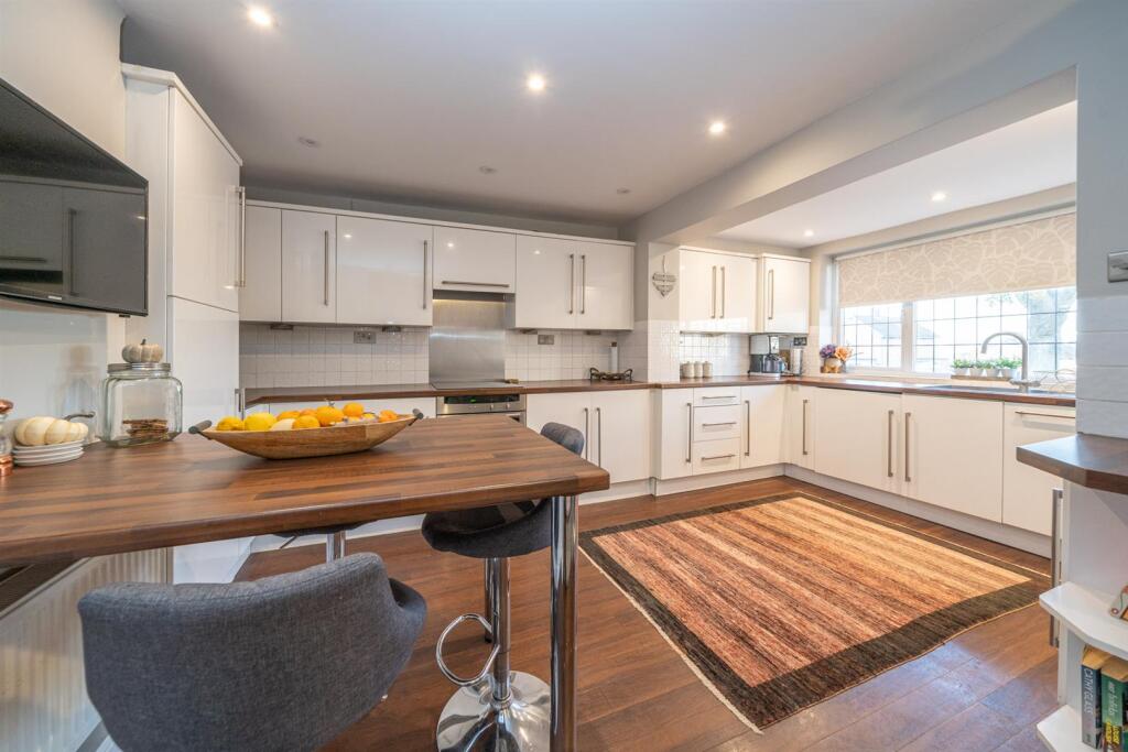 Kitchen2.jpg