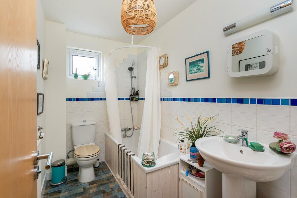 8B8SHD - Bathroom A.jpg
