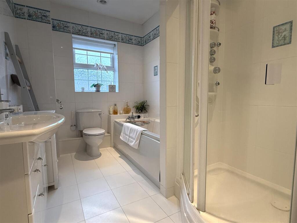 EN SUITE BATHROOM/WC