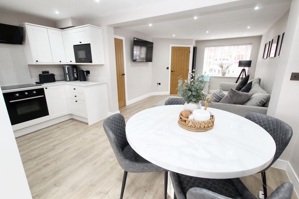 Kitchen / Diner (Open plan into Lounge)