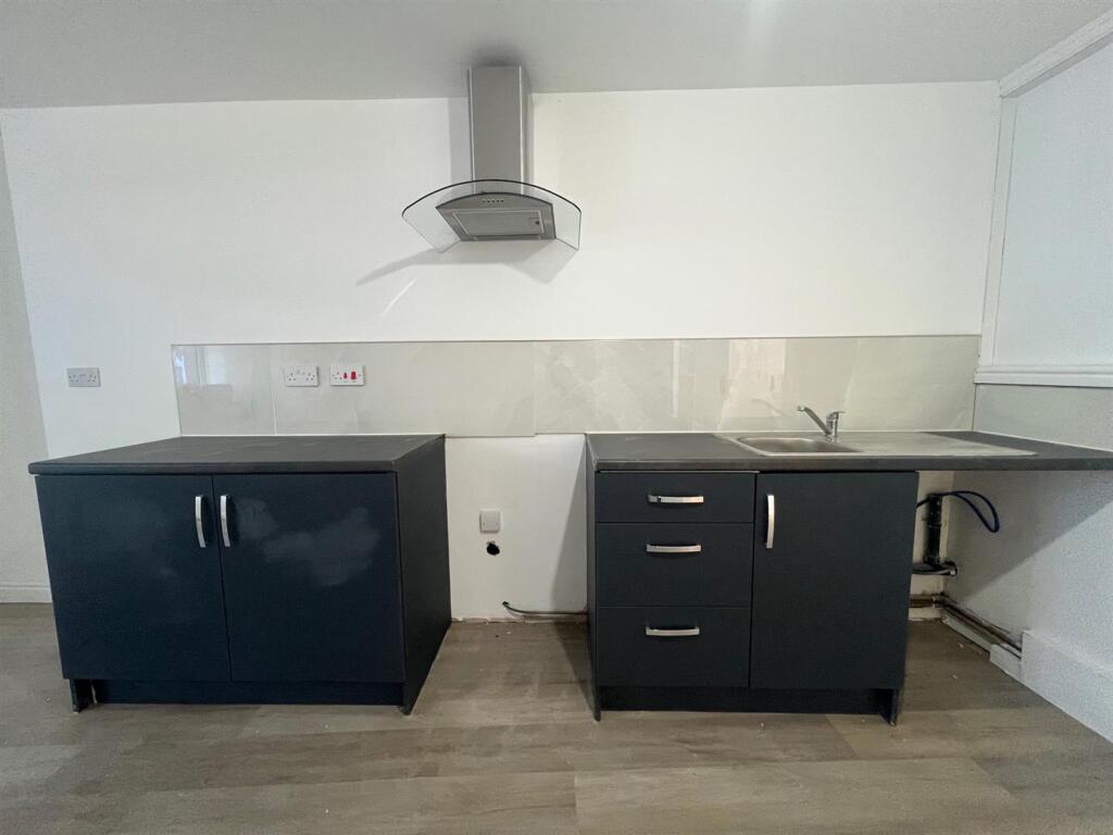 Flat1 kitchen1.jpg