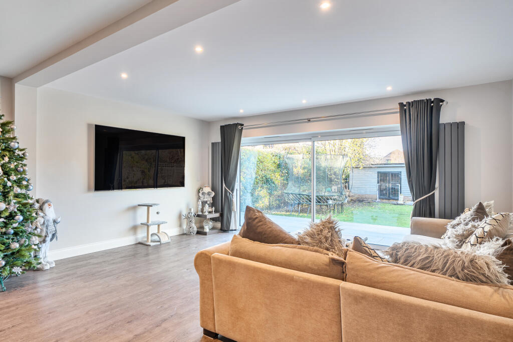 1385319-15-692eda...