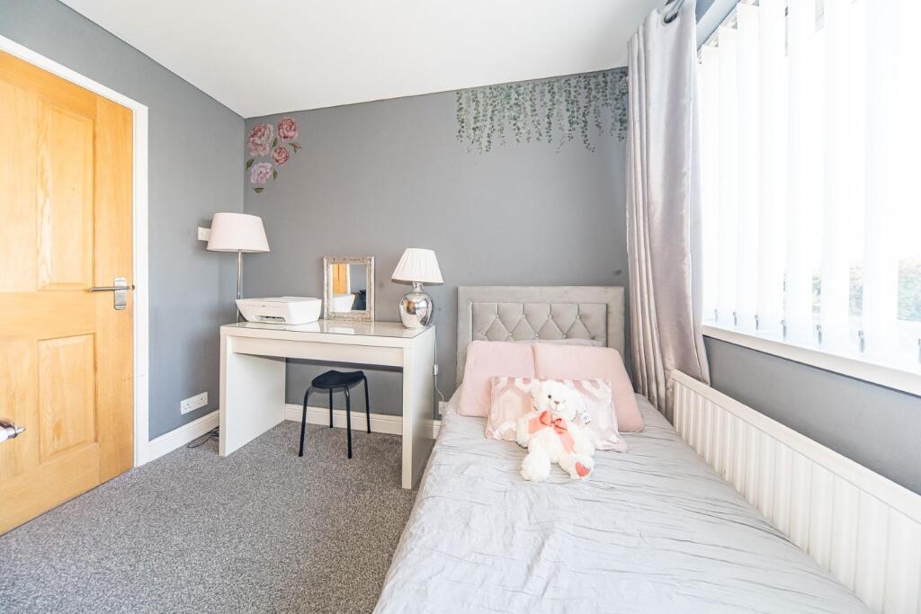 37 Deepdale Drive bedroom 2.jpg