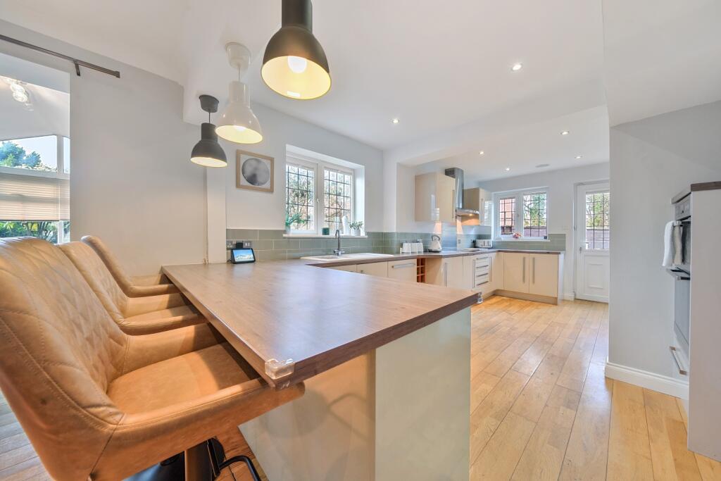 1385344-22-692986934598f-ARW-1