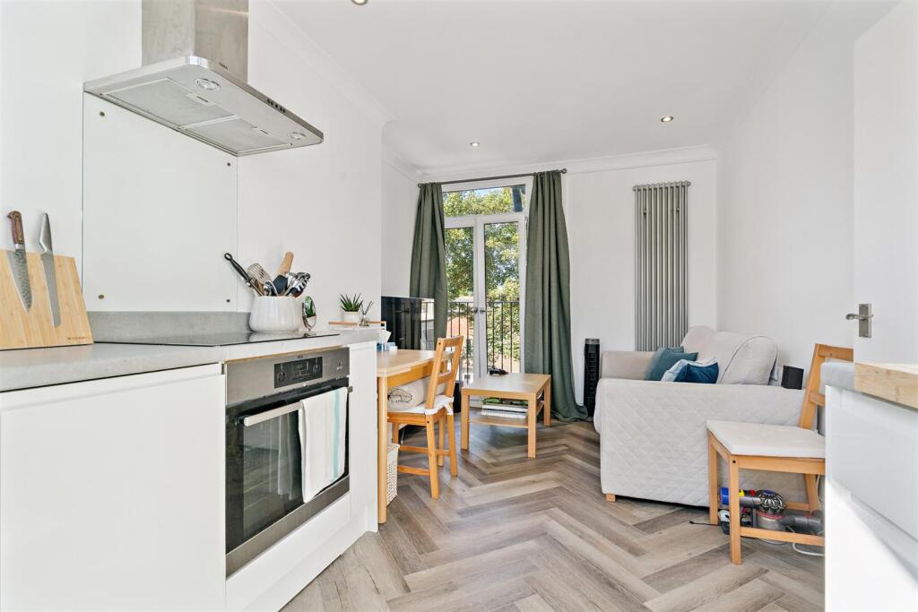 Flat C 5 Oxford Ave SW20 kitZoom Info Delechen 1.j