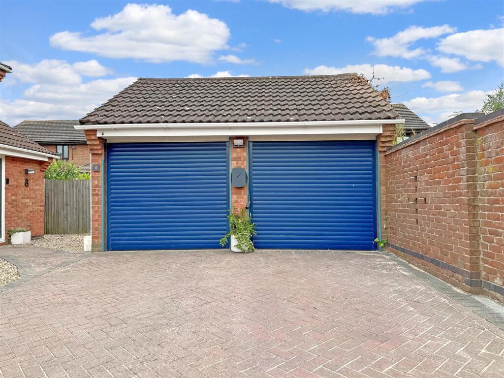 DOUBLE GARAGE &amp; Block Paved Driveway 160