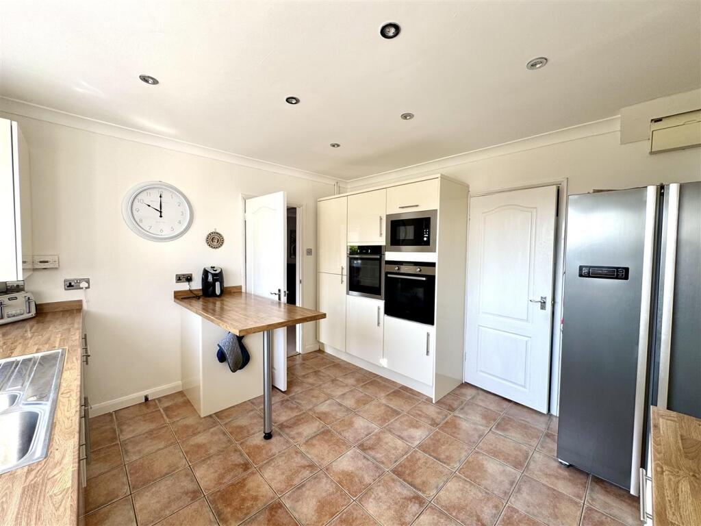 KITCHEN/BREAKFAST ROOM
