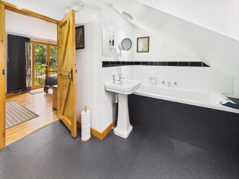 EN-SUITE BATHROOM