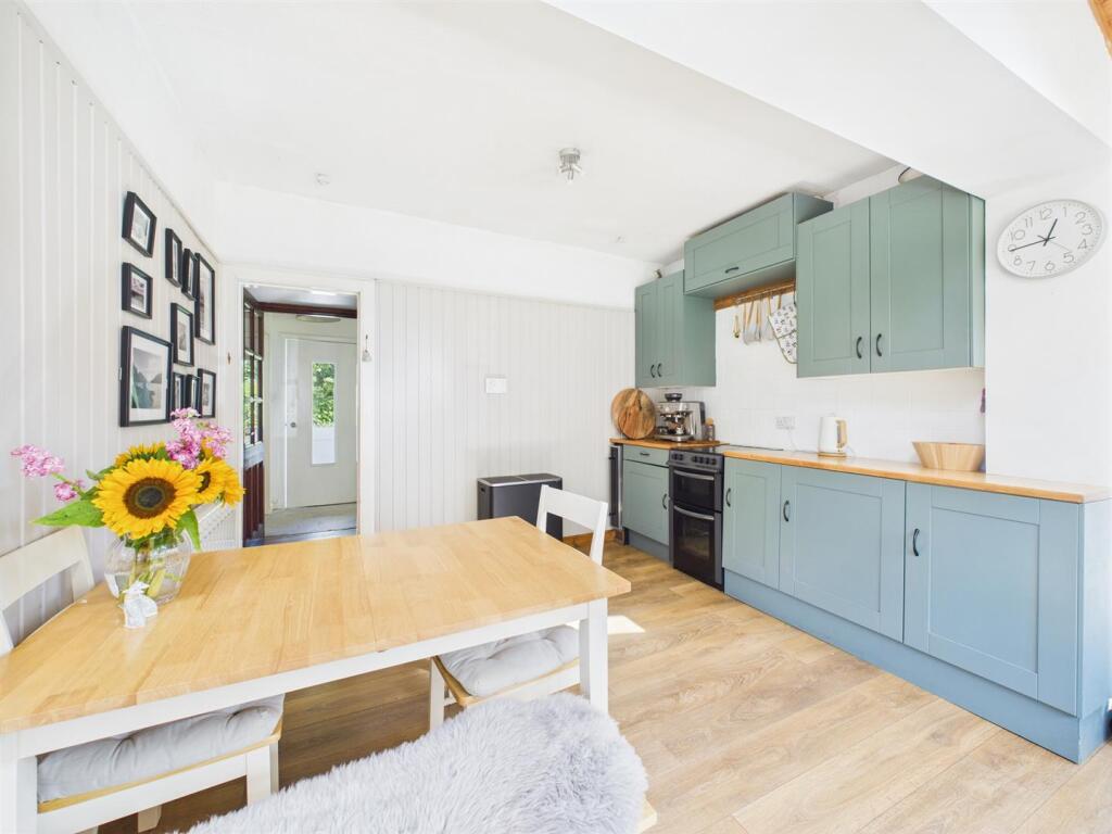 KITCHEN/DINING ROOM