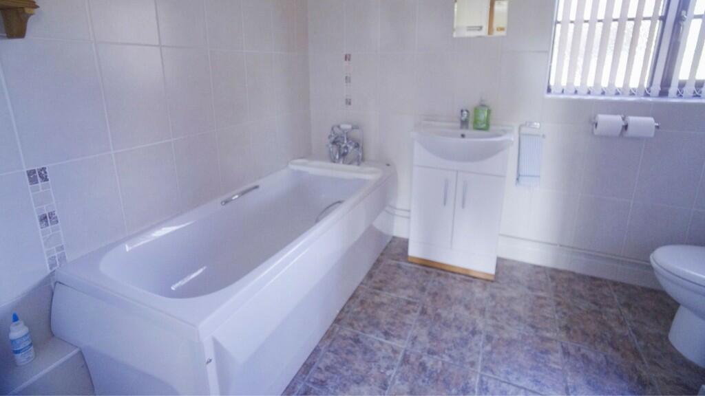 G/floor bathroo