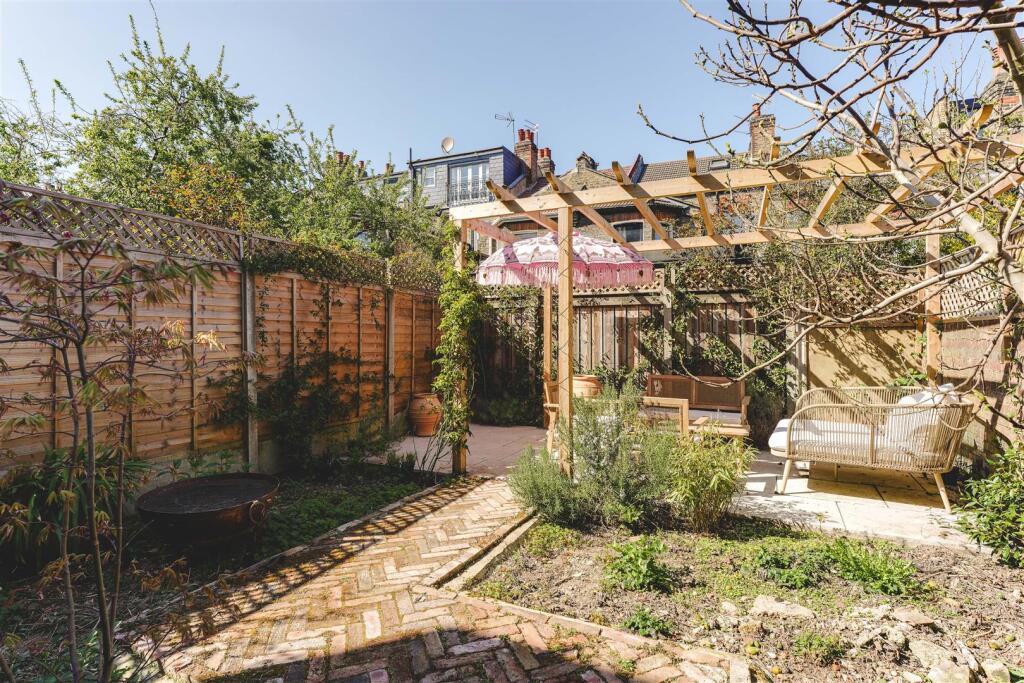 Mildenhall Road-10.jpg